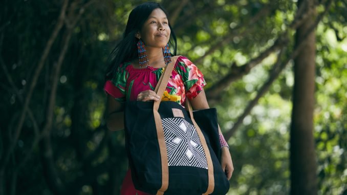 Arte de Mulheres Indígenas da Amazônia Vira Moda