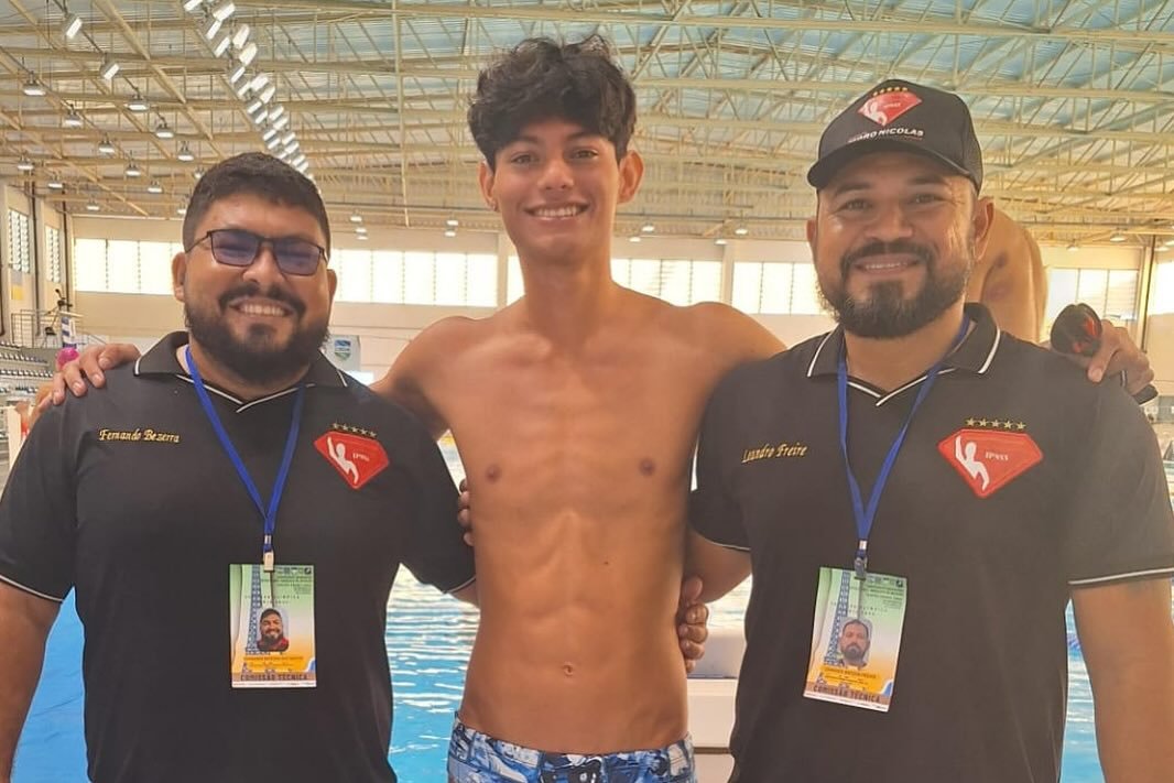 “Ao Mestre, Leandro Freire com Carinho.”