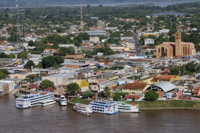 Foz do Rio Amazonas-Desvia o curso do rio, alaga todo lugar