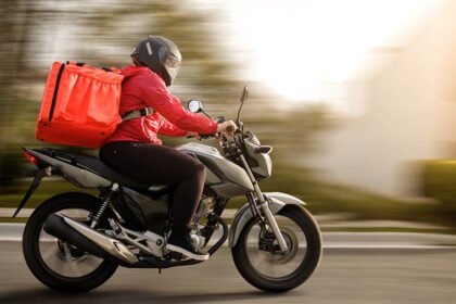 “Duas Rodas, Uma Saída: Como as Motos Viraram Símbolo de Resistência na Crise do Petróleo”