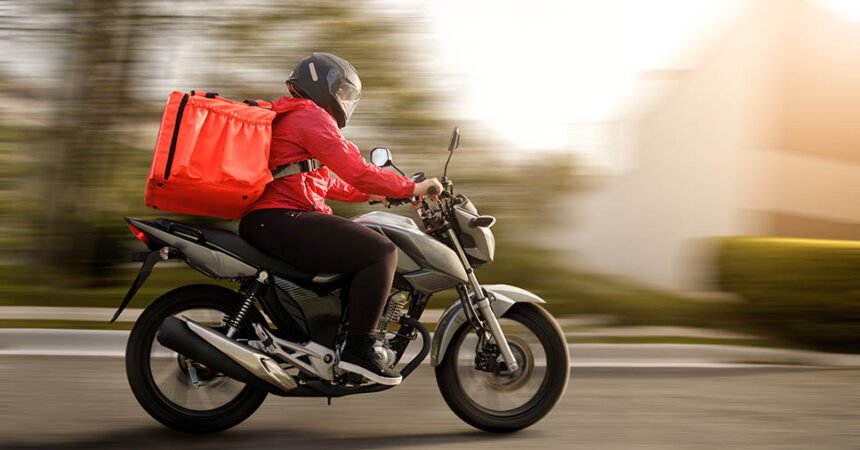 “Duas Rodas, Uma Saída: Como as Motos Viraram Símbolo de Resistência na Crise do Petróleo”